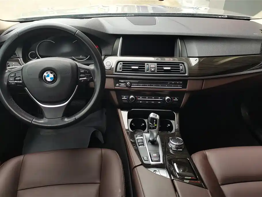 BMW 5 Series 2016 — фото 12