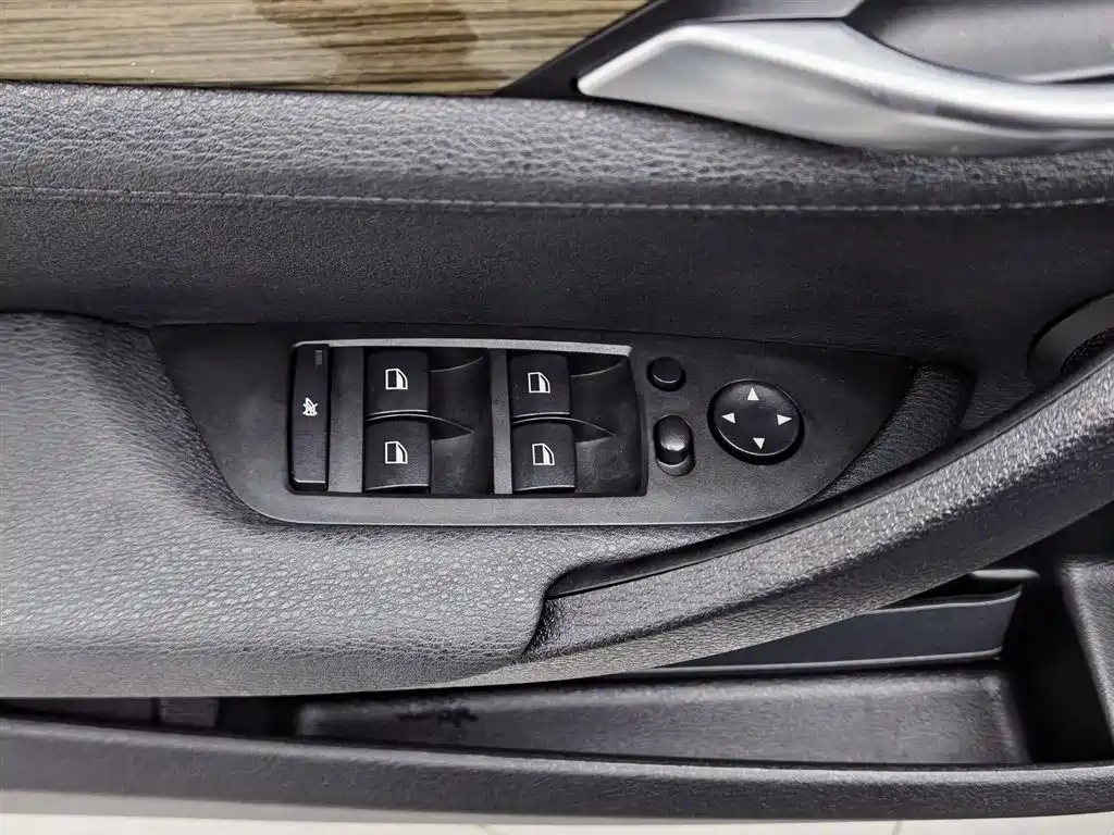 BMW X1 2012 — фото 9