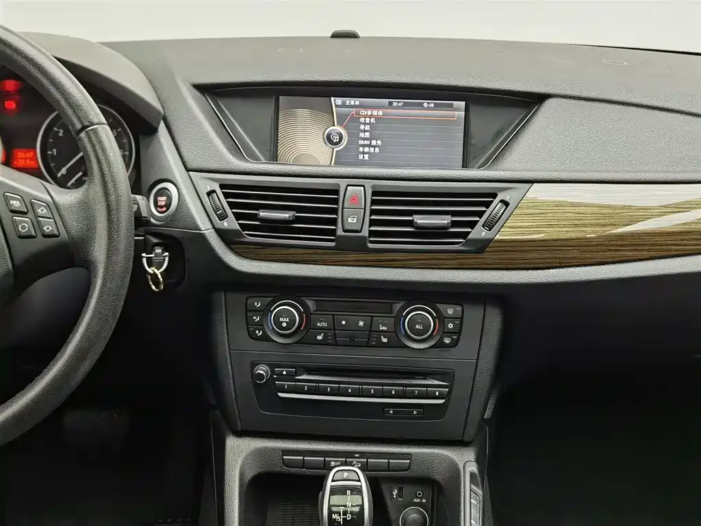 BMW X1 2012 — фото 12