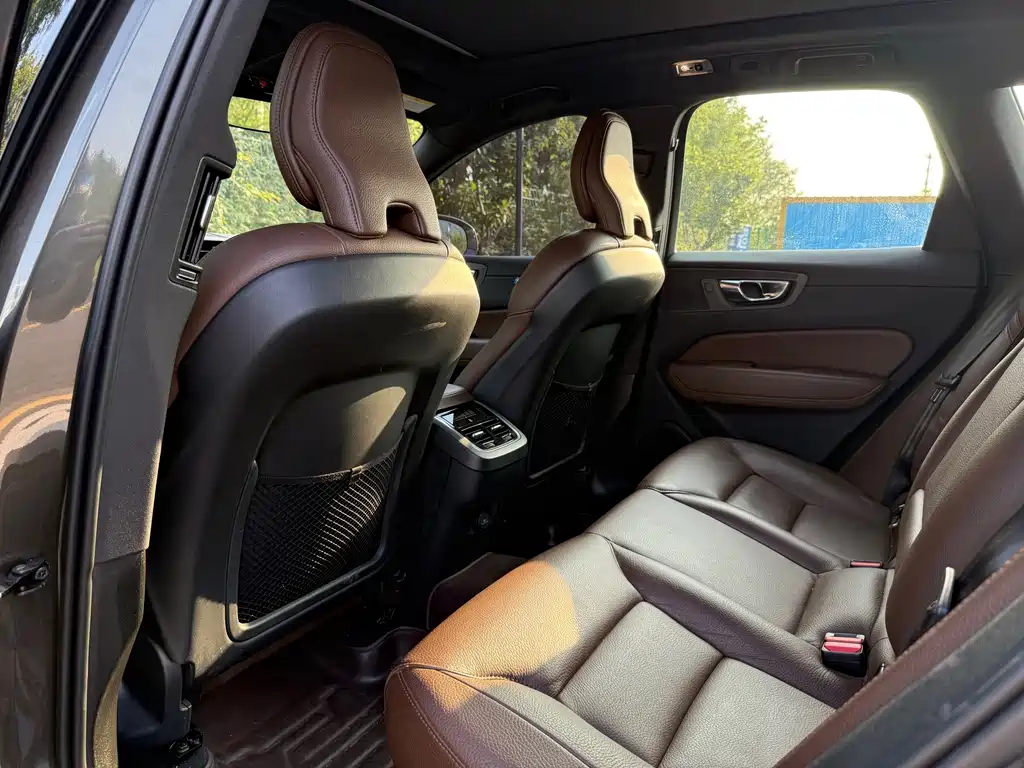 Volvo XC60 2021 — фото 11
