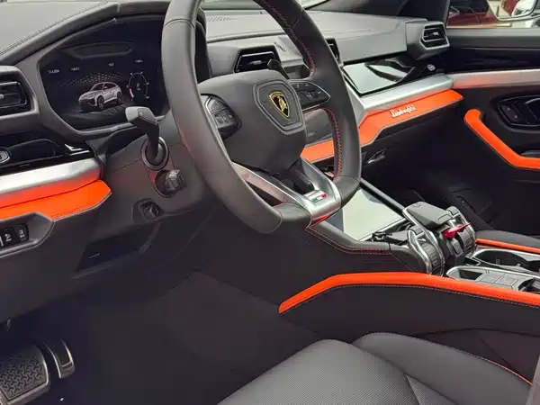 Lamborghini Urus SE 2025