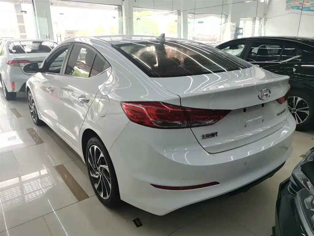 Hyundai Elantra 2019 — фото 23