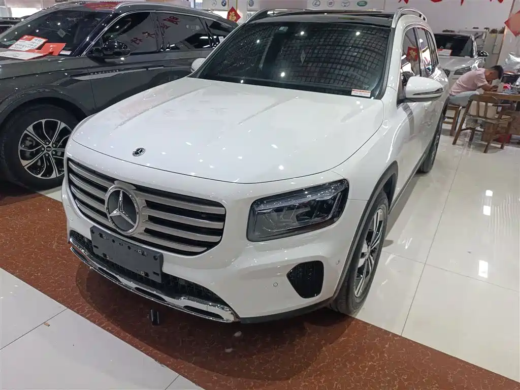 Mercedes-Benz GLB 2024 — фото 1