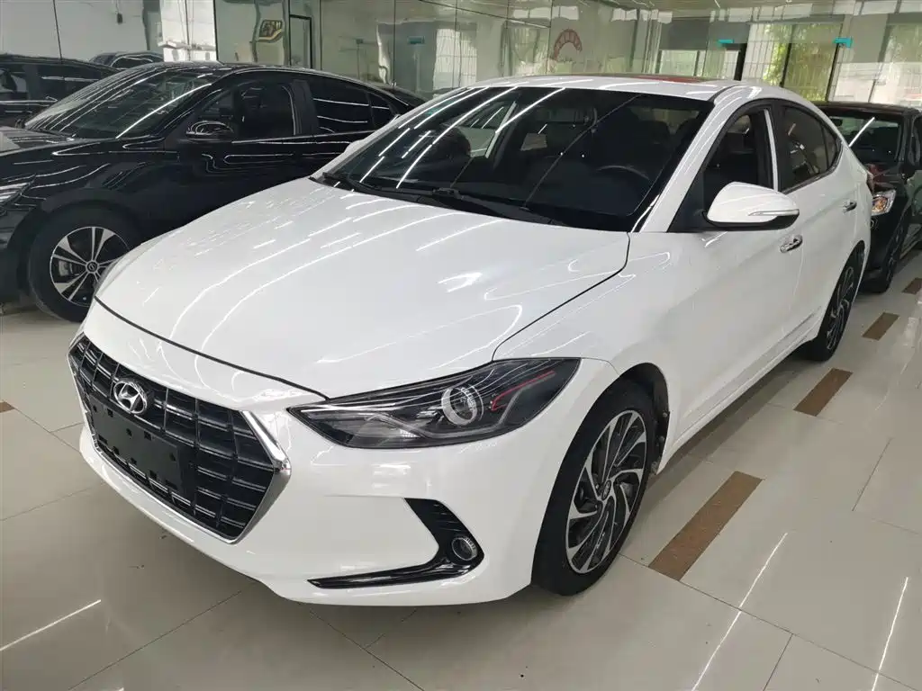 Hyundai Elantra 2019 — фото 1