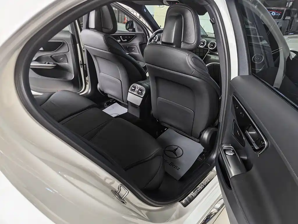 Mercedes-Benz C-Class 2024 — фото 10