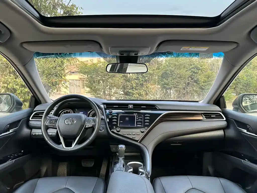 Toyota Camry 2018 — фото 4