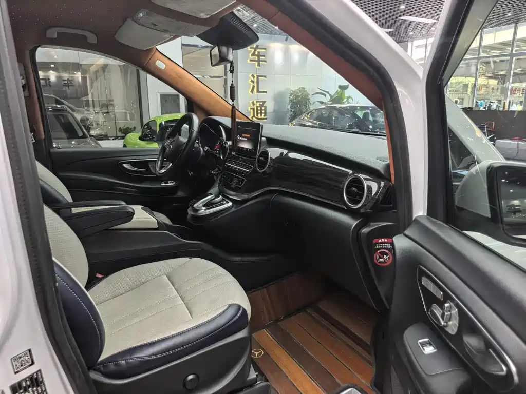Mercedes-Benz V-Class 2018 — фото 11