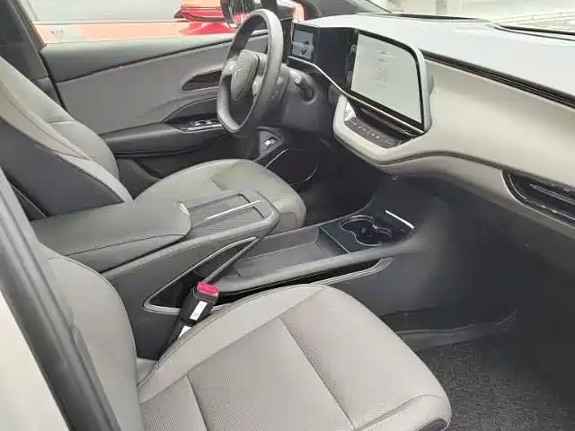 Hongqi EH7 2025