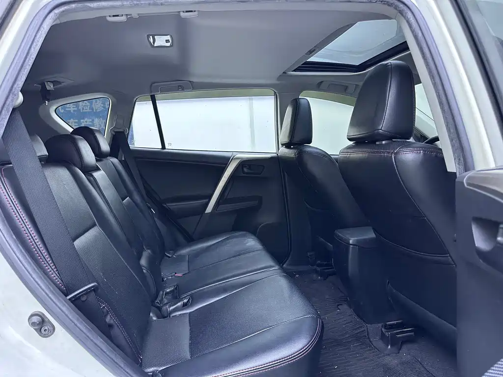 Toyota RAV4 2016 — фото 12