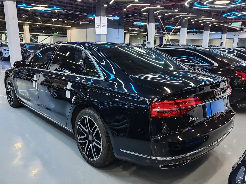Audi A8 2017 — фото 24