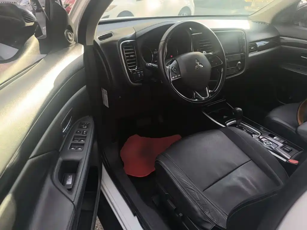 Mitsubishi Outlander 2019 — фото 16