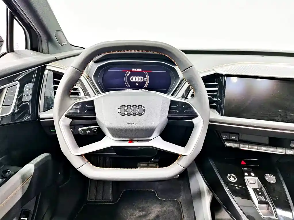Audi Q4 e-tron 2023 — фото 10