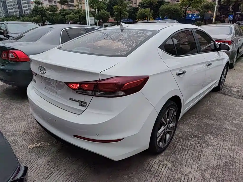 Hyundai Elantra 2019 — фото 7