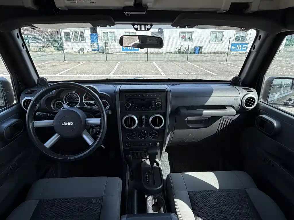 Jeep Wrangler 2010 — фото 14