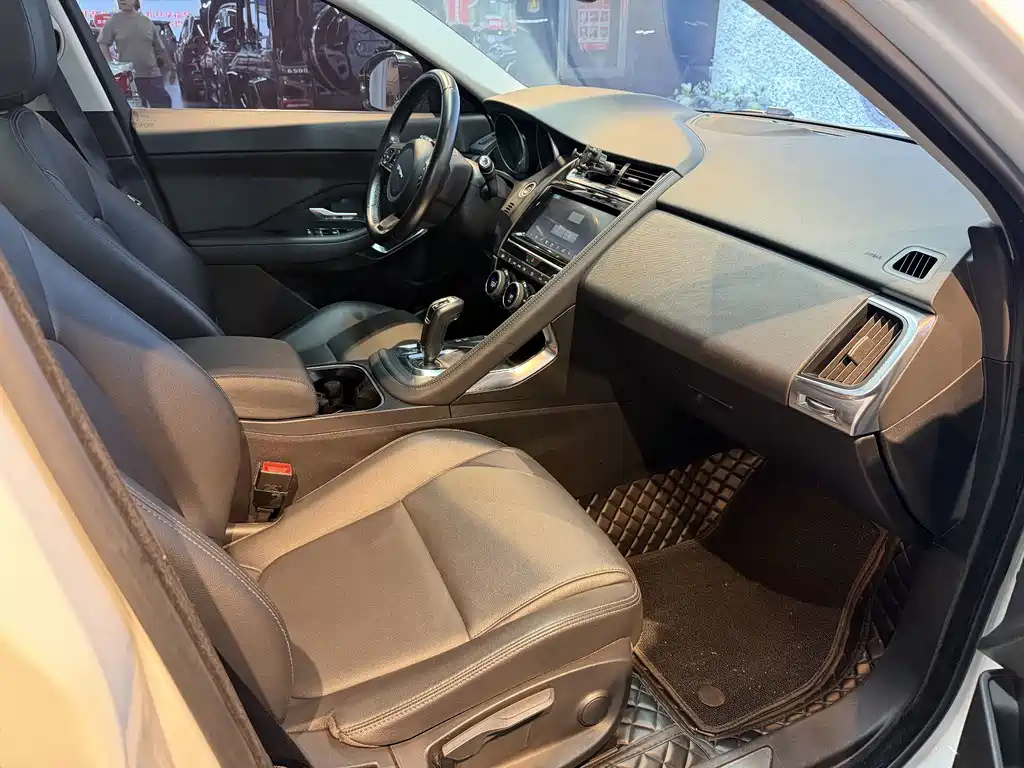 Jaguar E-PACE 2018 — фото 13
