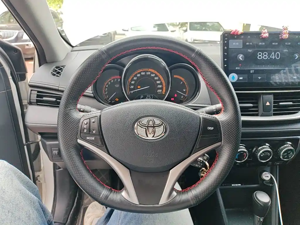 Toyota Yaris L 2023 — фото 11