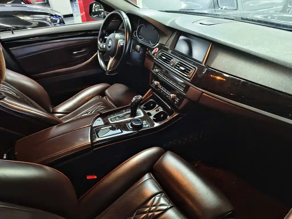 BMW 5 Series 2015 — фото 15