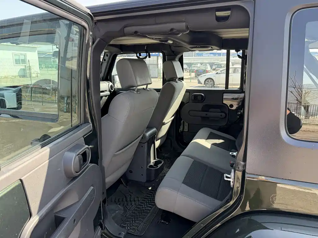 Jeep Wrangler 2010 — фото 10