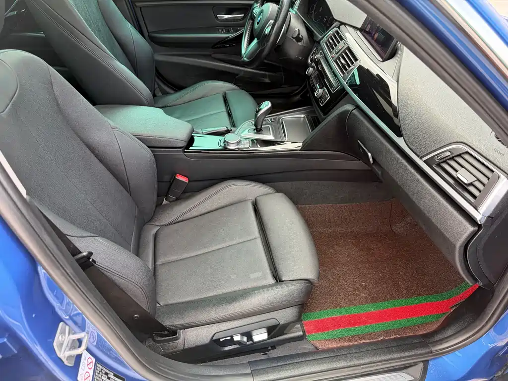 BMW 3 Series 2018 — фото 15