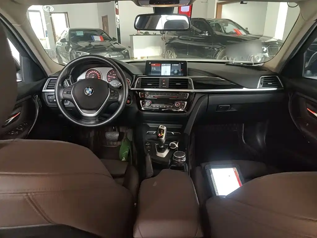 BMW 3 Series 2019 — фото 10
