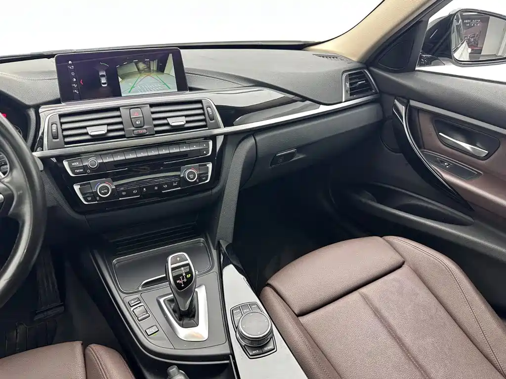 BMW 3 Series 2018 — фото 15