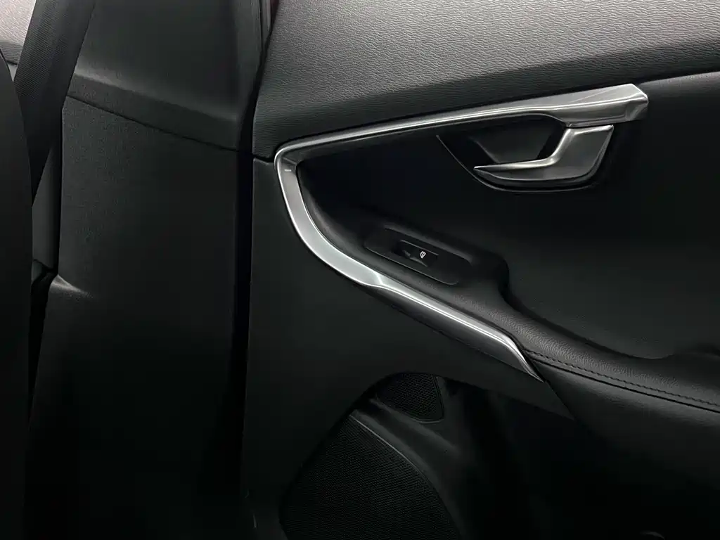 Volvo V40 2016 — фото 39