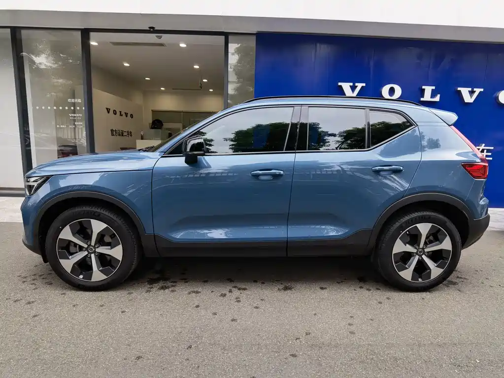 Volvo XC40 2023 — фото 4