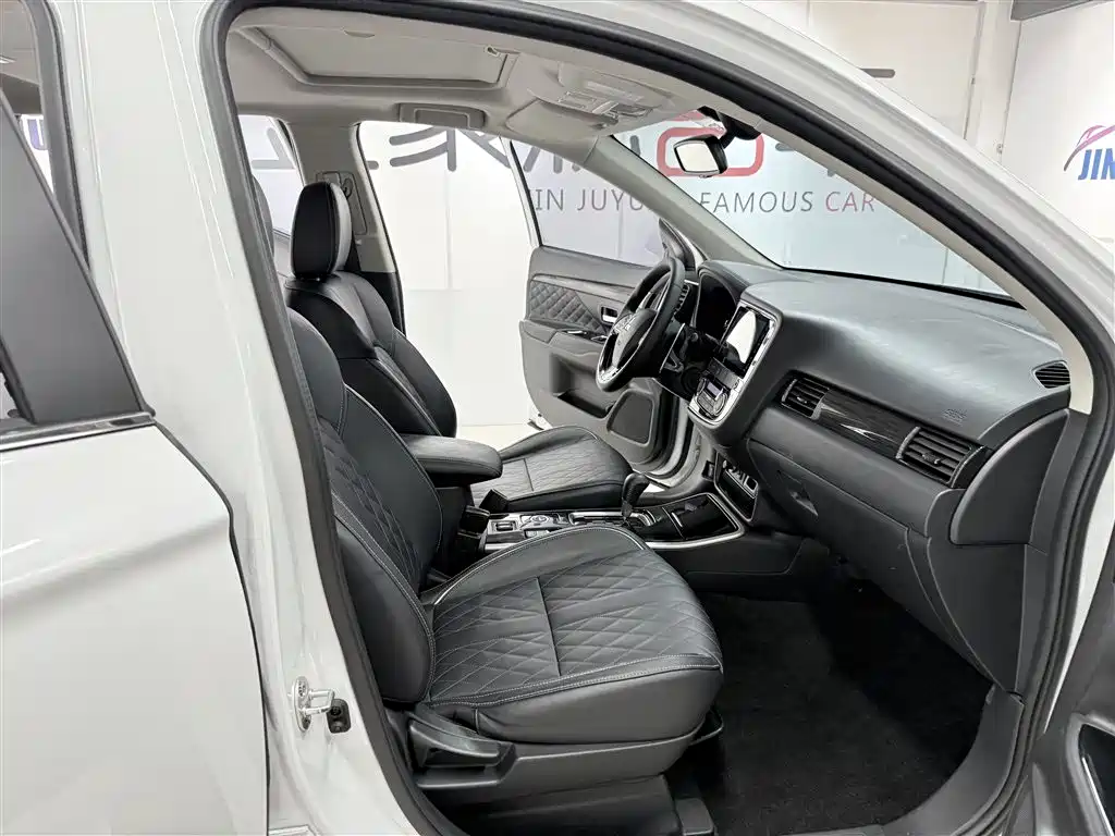Mitsubishi Outlander 2020 — фото 15