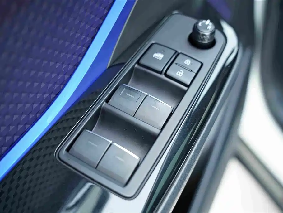 Toyota C-HR 2019 — фото 11