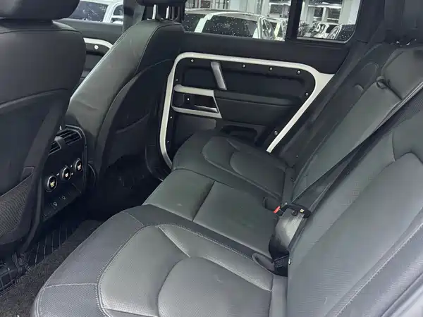 Land Rover Defender 2023