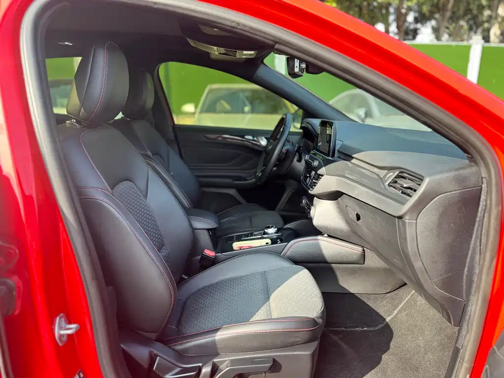 Ford Focus 2019 — фото 10