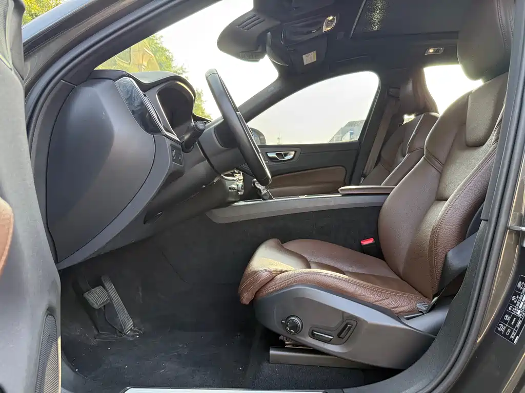 Volvo XC60 2021 — фото 10