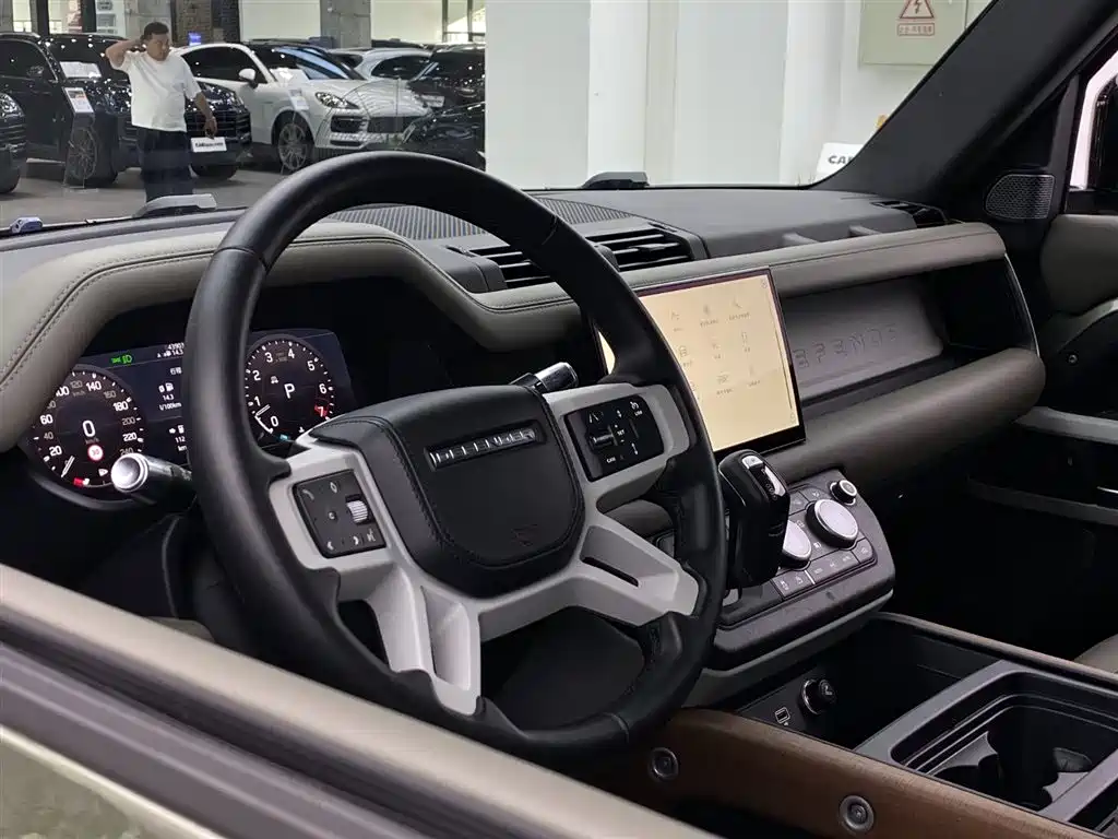 Land Rover Defender 2021 — фото 27