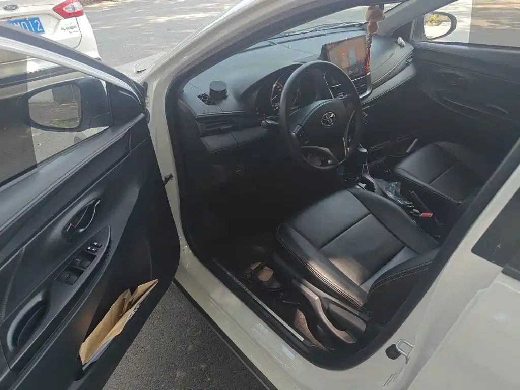 Toyota Yaris L 2022 — фото 12