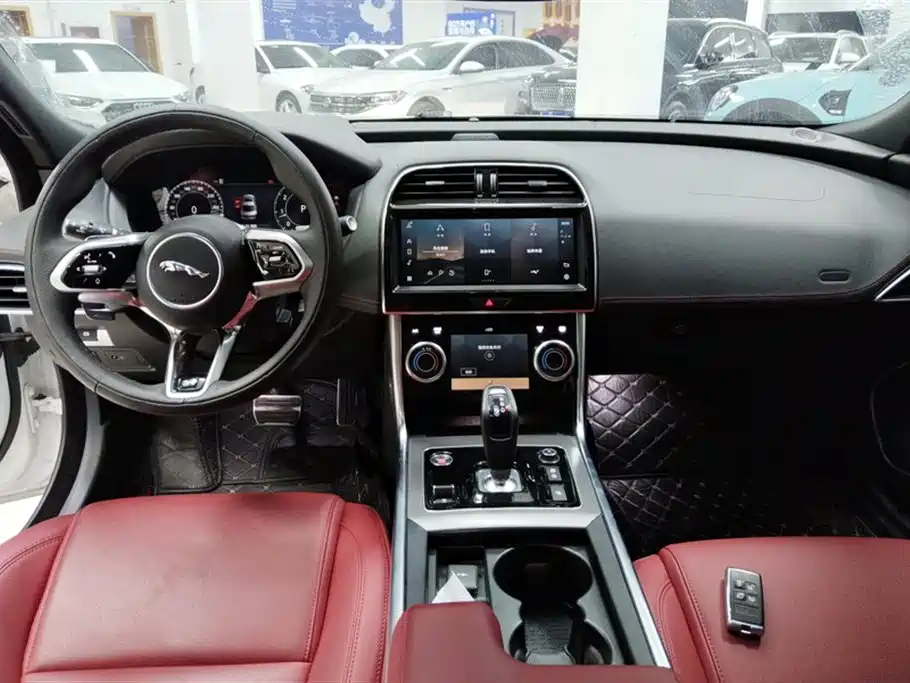 Jaguar XEL 2023 — фото 12