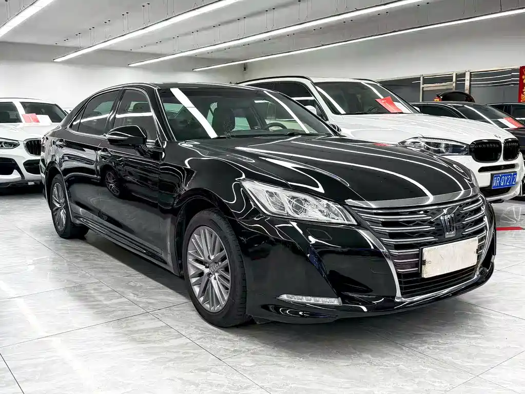 Toyota Crown 2017 — фото 3
