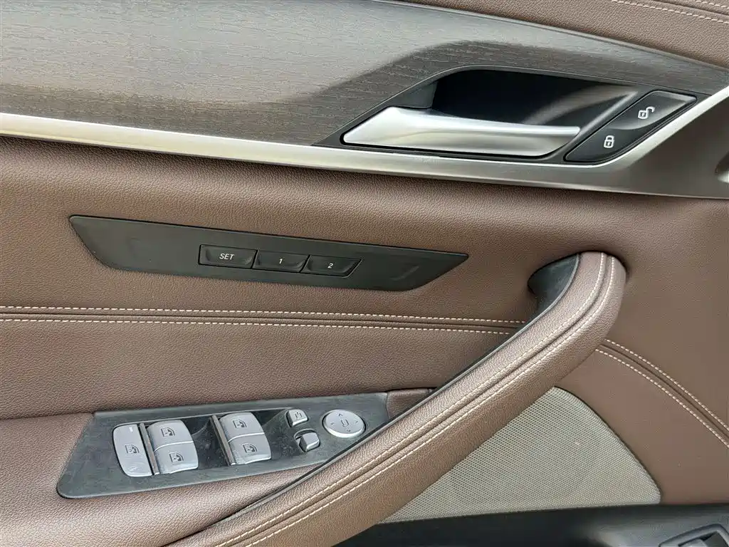 BMW 5 Series 2023 — фото 11