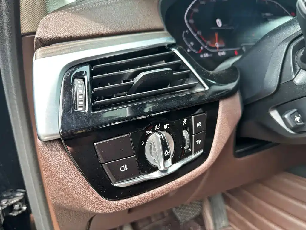 BMW 5 Series 2020 — фото 12