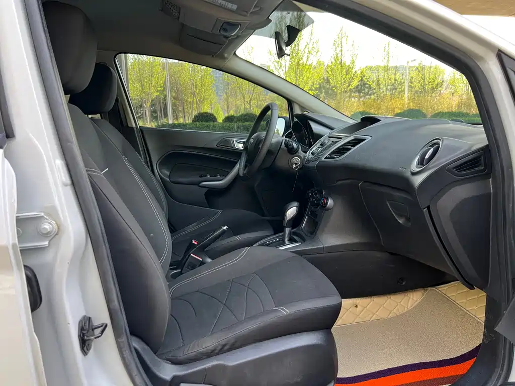 Ford Fiesta 2014 — фото 11