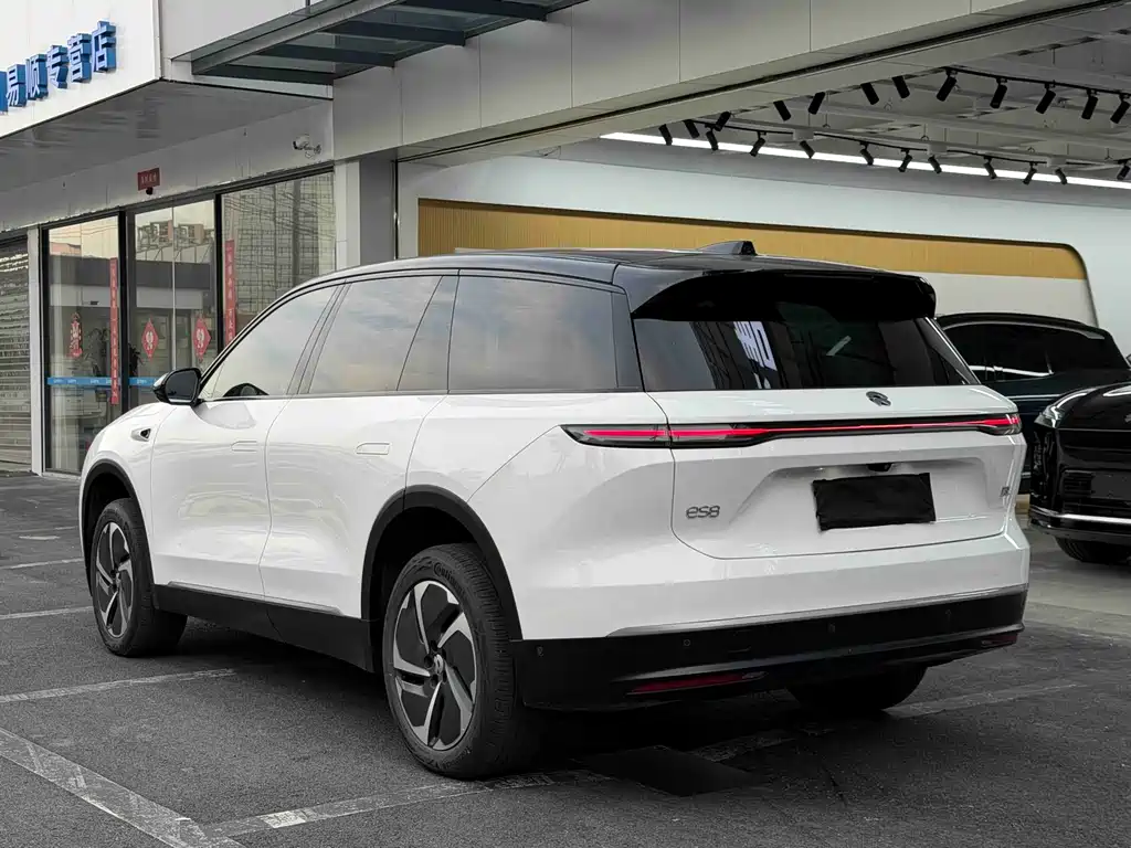 NIO ES8 2025