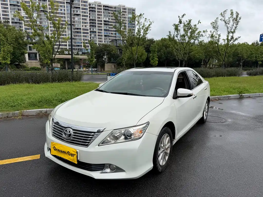 Toyota Camry 2014 — фото 1