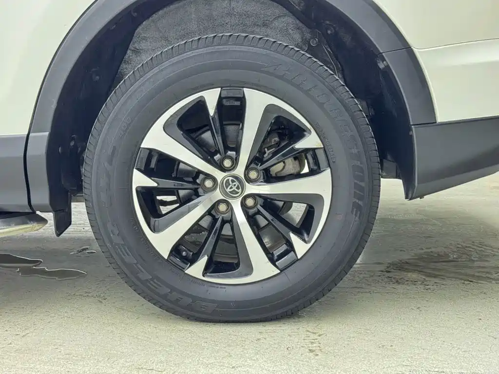 Toyota RAV4 2017 — фото 13