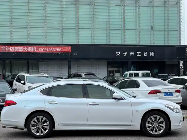 Infiniti Q70 2015