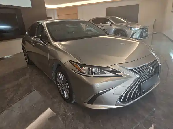 Lexus ES 2022