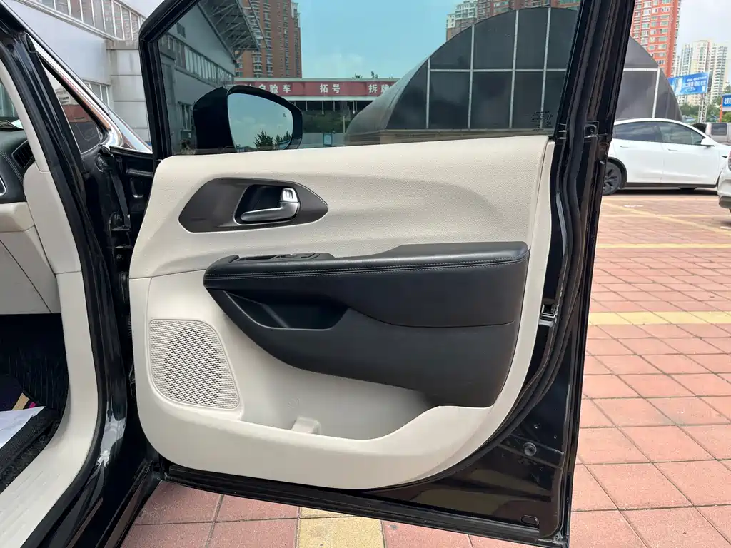 Chrysler Grand Voyager 2019 — фото 27