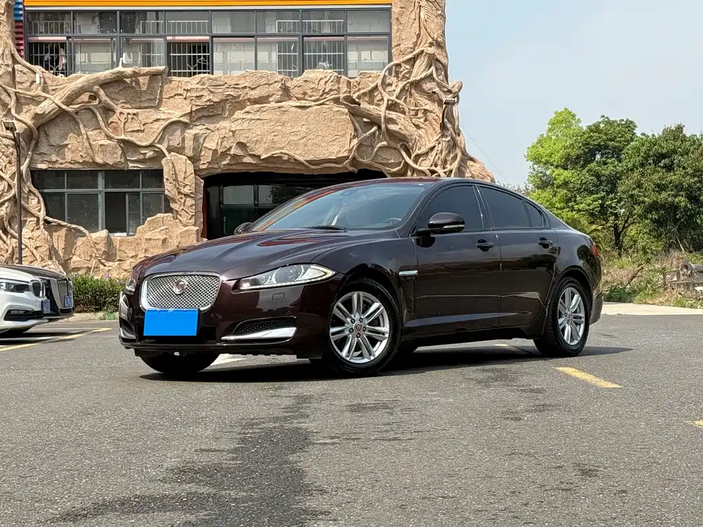 Jaguar XF 2015 — фото 1