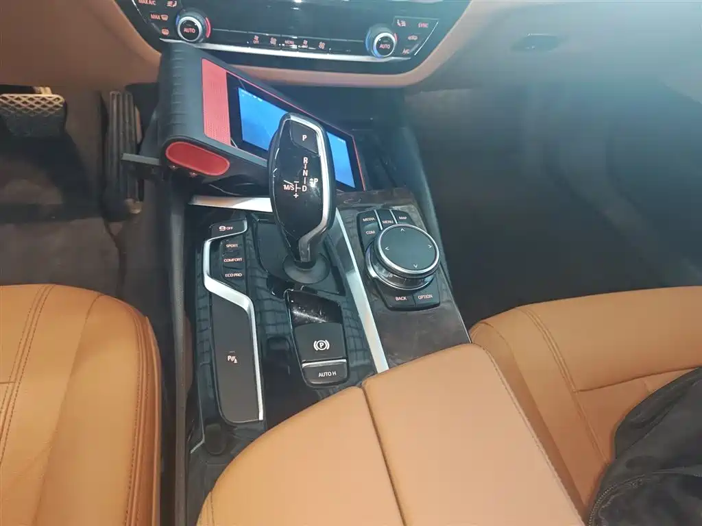 BMW 5 Series 2017 — фото 10
