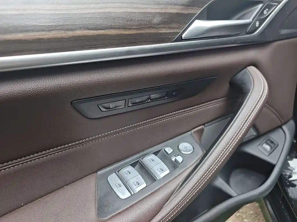BMW 5 Series 2023 — фото 13
