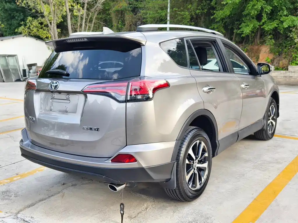 Toyota RAV4 2017 — фото 7
