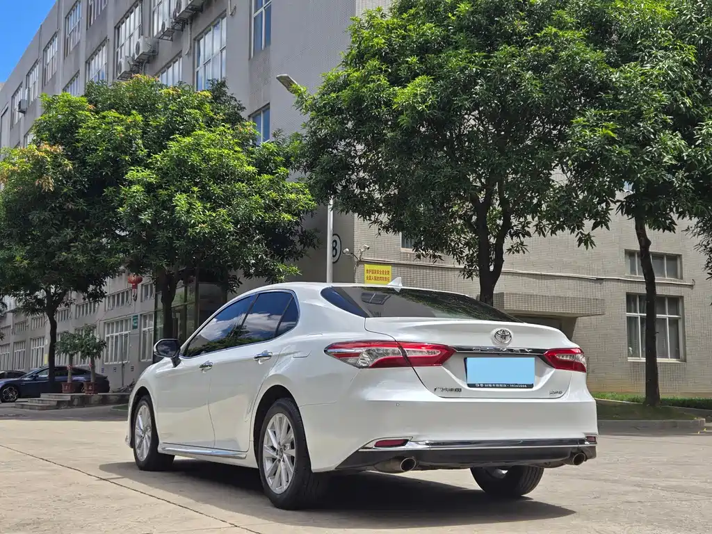 Toyota Camry 2023 — фото 12